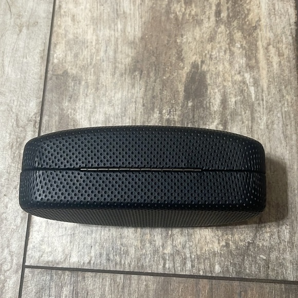 Guess Womens/Mens Black Perforated Style hard shell Eyeglass Case - Picture 5 of 5